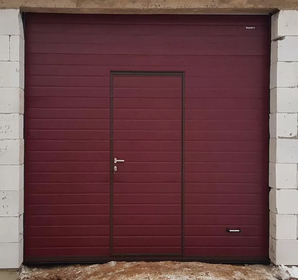 Гаражные секционные ворота DoorHan в Полоцке